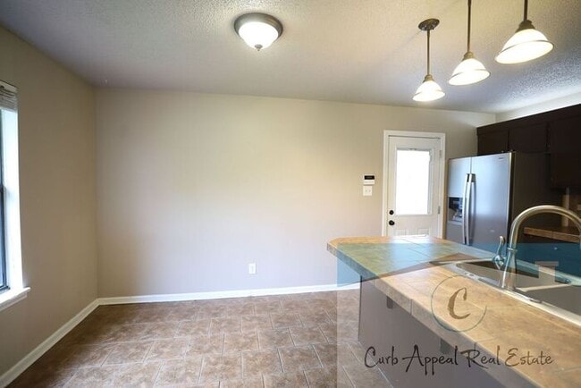 Building Photo - Beautiful 2 bedroom / 2 bath home with a fenced in yard!!