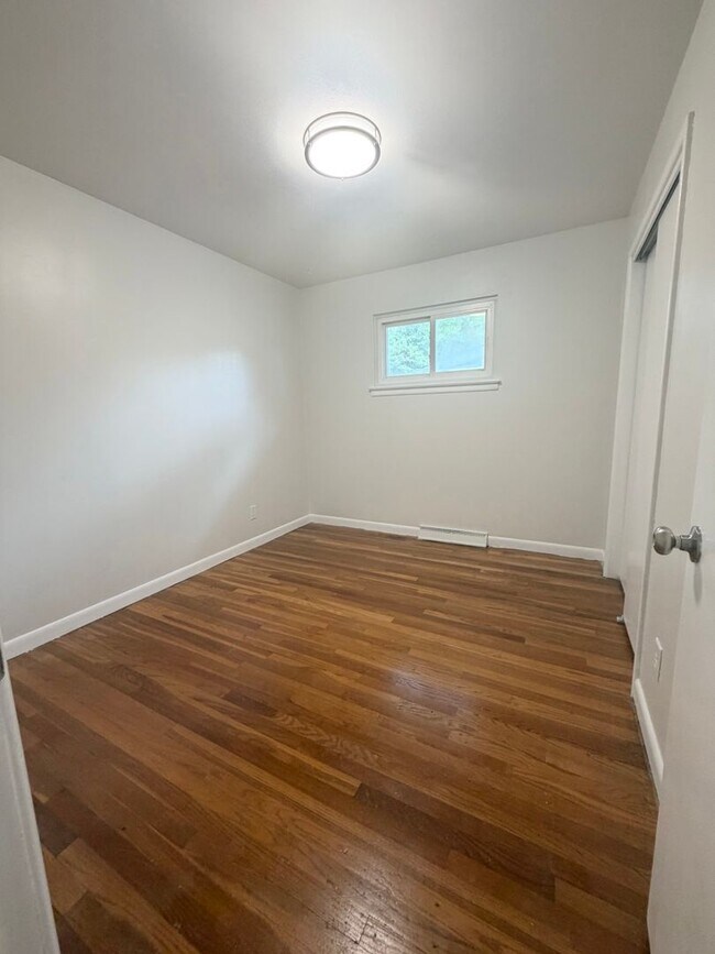 Building Photo - Crestwood Charm 3bd 2bth SFH