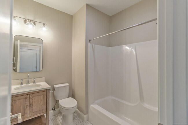 Building Photo - 500 Edgewater Cir