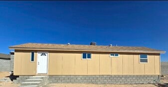 Building Photo - 15120 Perlite Dr