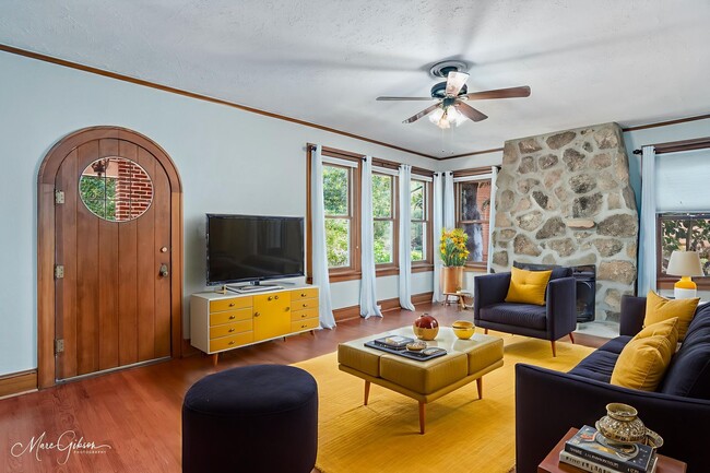 Building Photo - Beautiful 3 Bed 3 Bath