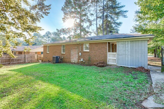 Building Photo - Beautifully updated, all-brick home located in the prime location of Irmo, SC