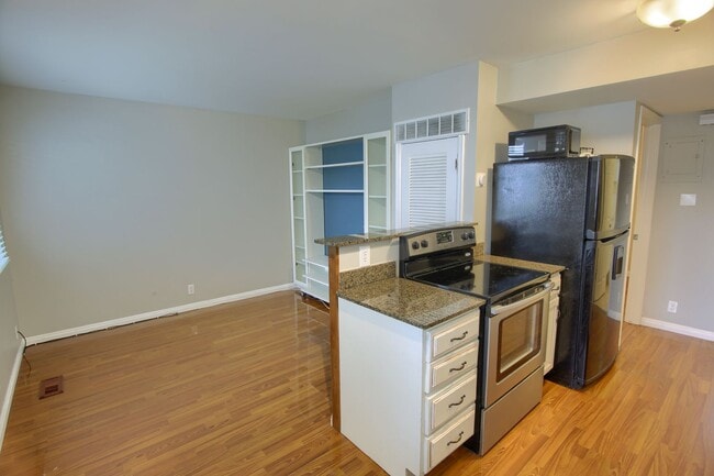 Building Photo - Stunning Condo Unit In Prime Location!