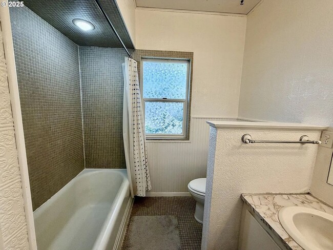 Building Photo - 1702 Cedar St