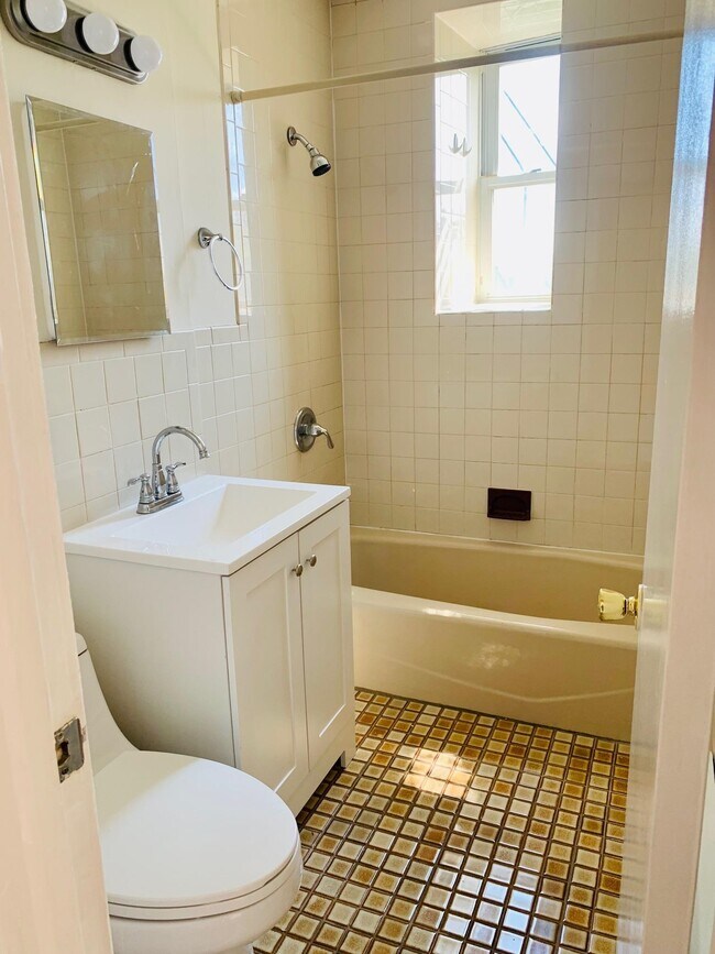 Building Photo - 27 W 1ST St