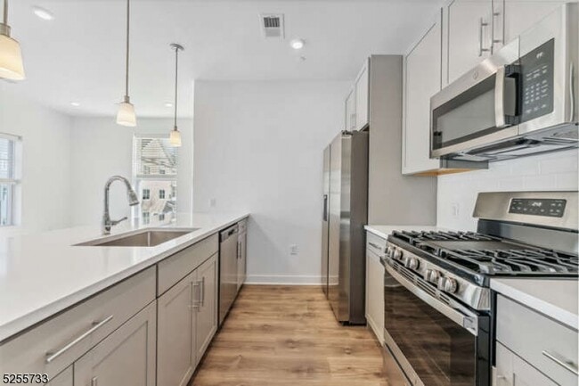 Building Photo - 17 Parker Lane