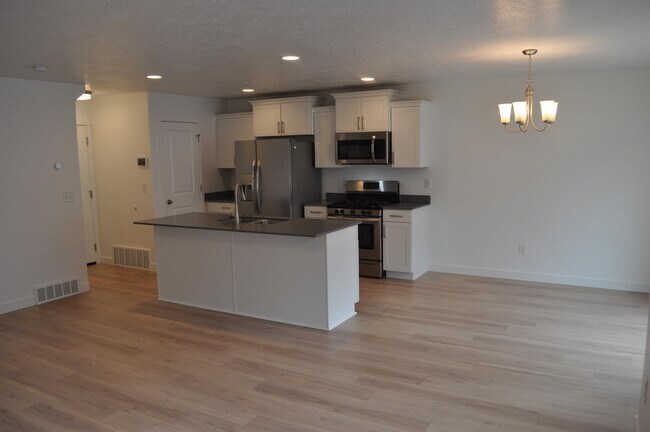 Building Photo - 14928 Messi St