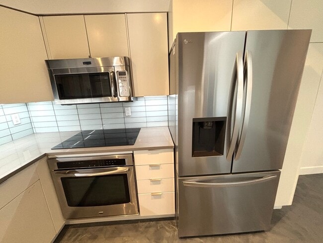 Building Photo - Clean 2 bedroom condo located near downtown Fullerton