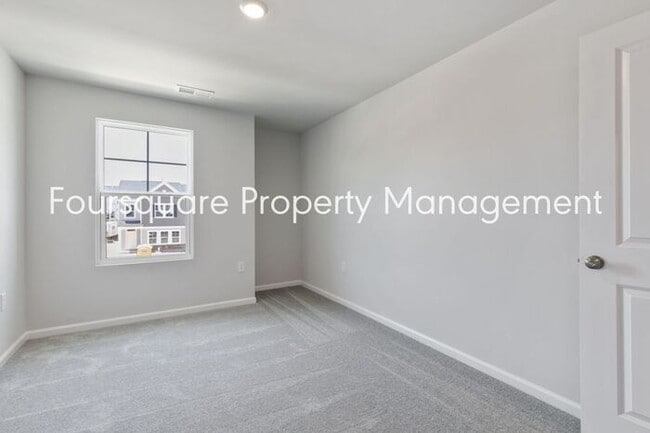 Building Photo - Townhome | Bonus Loft Space | Internet Inc...