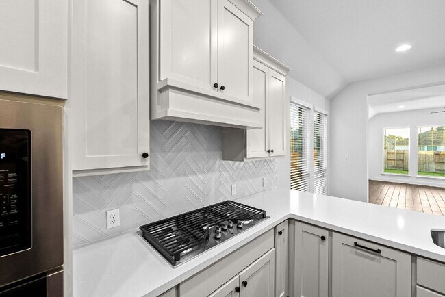 Building Photo - Elegant Home with Luxurious Features and R...