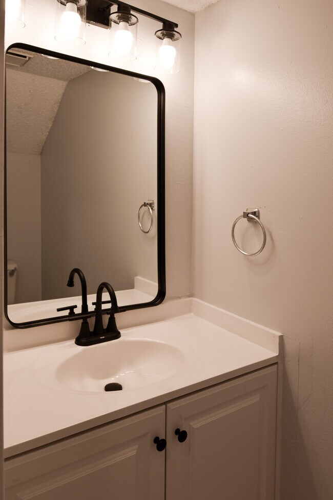 Building Photo - 4908 Oak Blf
