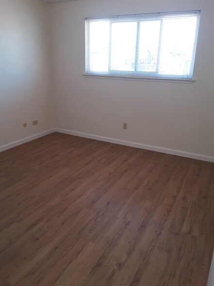 Building Photo - 3102 Douglas Dr