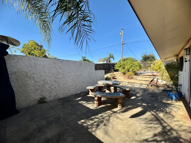 Building Photo - 2555 Westridge Dr