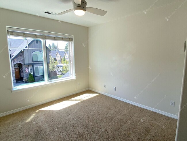 Building Photo - Spacious Corner Home in Prime SW Bend Loca...