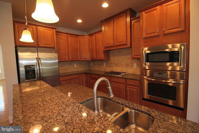 Kitchen - 553 Deep Creek Vw