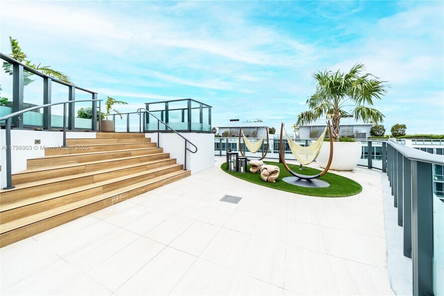 Building Photo - 9901 W Bay Harbor Dr