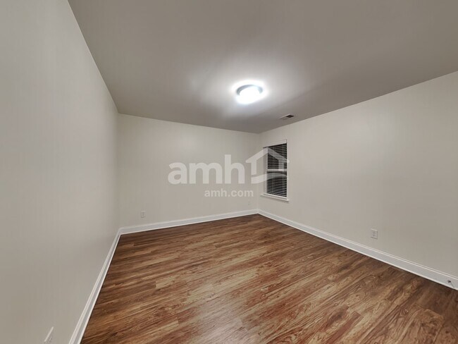 Building Photo - 252 Lake St