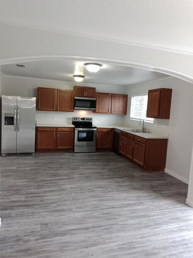 Building Photo - Spacious 4 Bed / 2.5 Bath Home