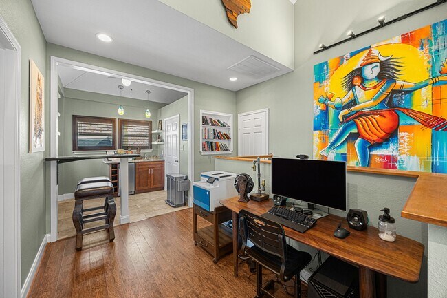 Building Photo - 202 E 7th St