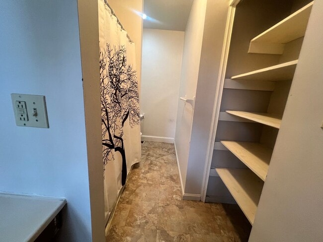 Building Photo - 2-bedroom, 1.5-bathroom home located in th...