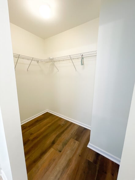 Master closet “L” shape - 10205 Sam Meeks Rd