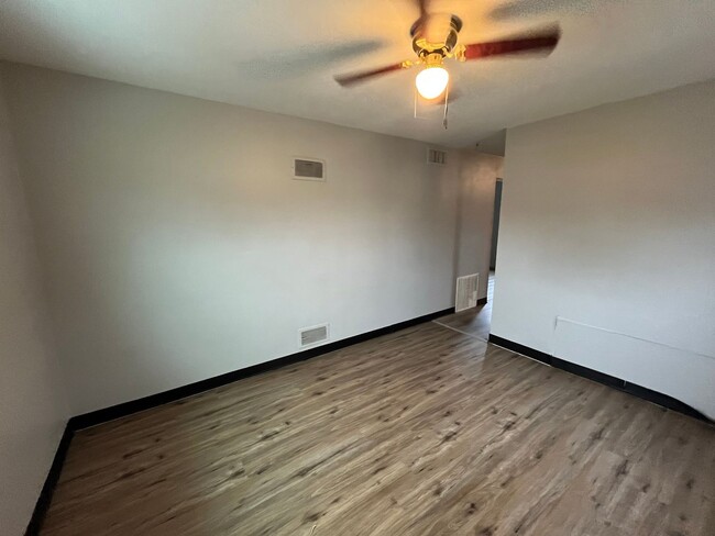 Building Photo - 53 E Rosewood Dr