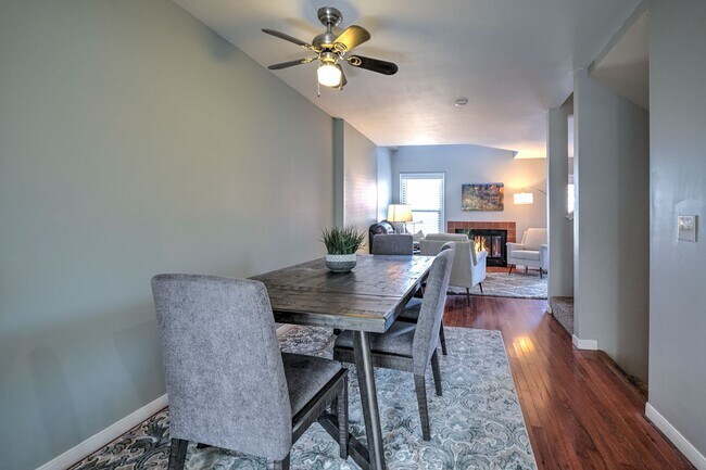 Building Photo - Beautiful 2+ Bedroom, 4 Level Townhome Wit...