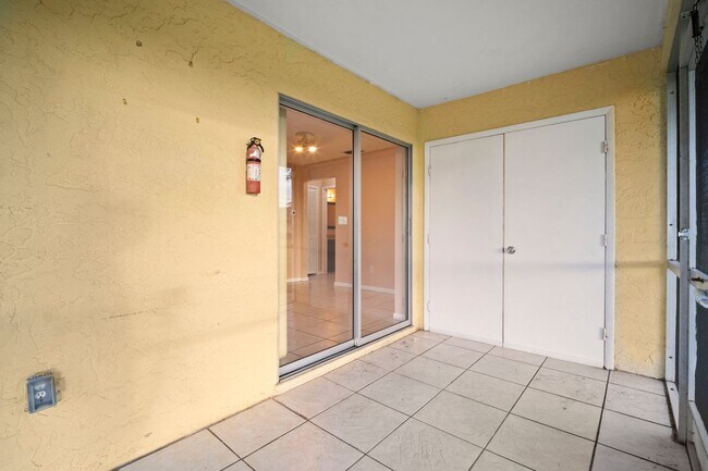 Building Photo - Beautiful 2-bedroom, 2-bathroom apartment, perfectly located in Cape Coral