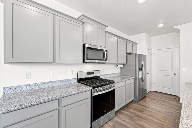 Building Photo - 45801 Silverdrop ave