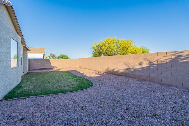 Building Photo - Move right in to your dream home!