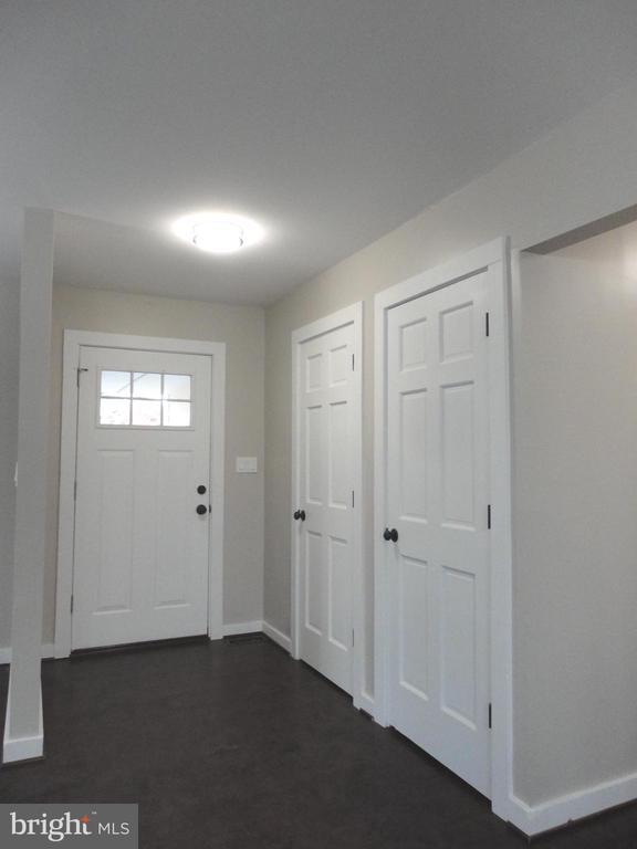 Building Photo - 814 Rustic Ln