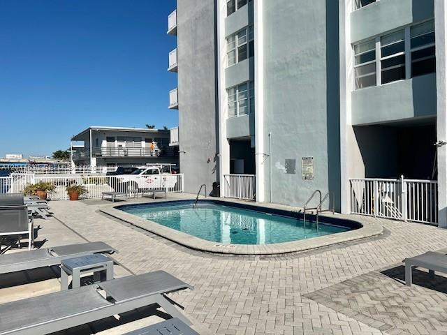Building Photo - 2016 Bay Dr