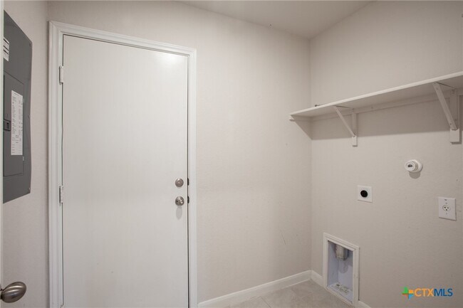 Building Photo - 2125 Silver Maple