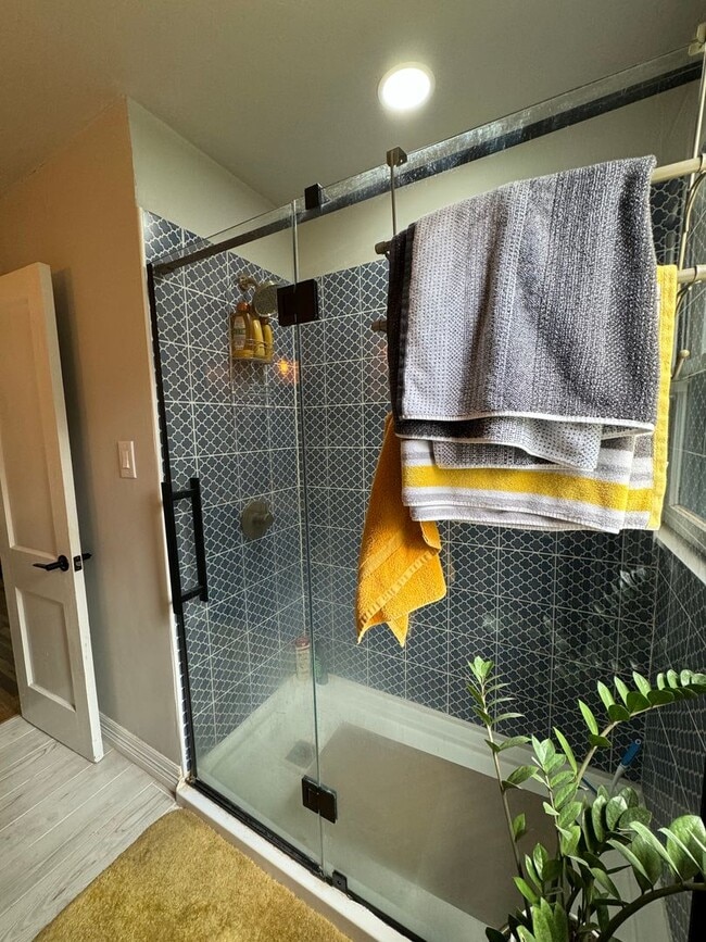 Building Photo - Adorable 2/1/1 CH/A updated!!! walking dis...