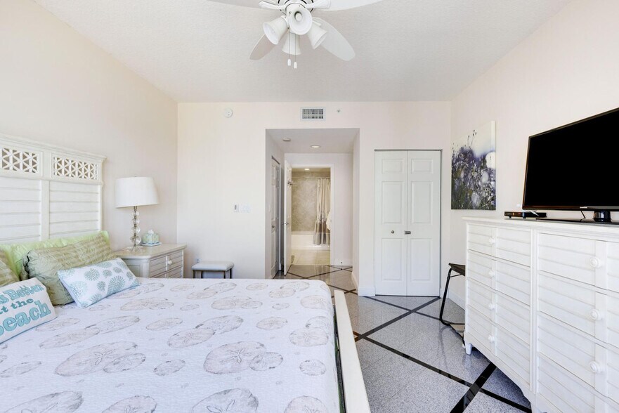 Building Photo - 2065 S Ocean Dr