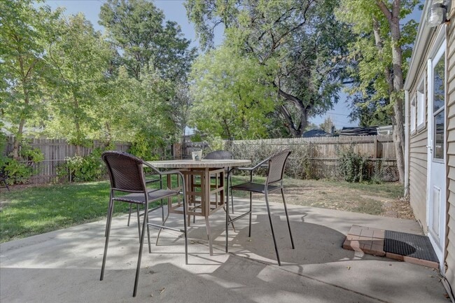 Building Photo - Completely Renovated & Fully Furnished 2Bed/1Bath/1 garage in Arvada!