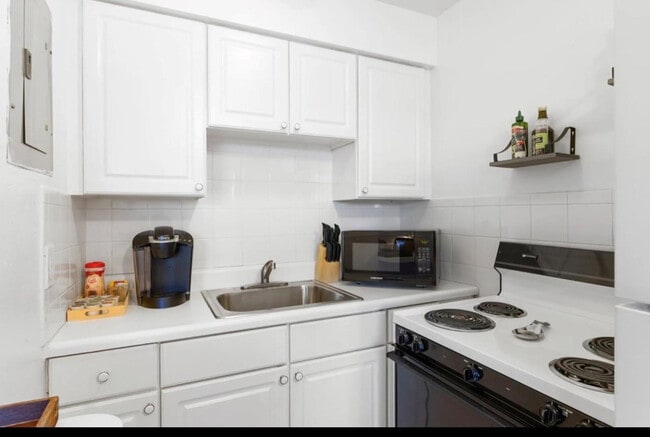 Building Photo - 820 NE 16th Ave