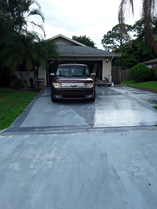 Building Photo - 118 SW Fairway Ave