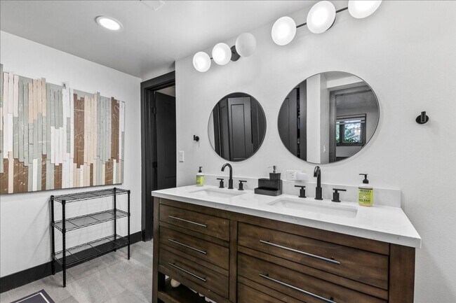 Building Photo - Fully Furnished Luxury Executive Rental