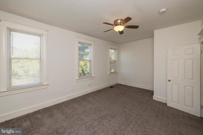 Building Photo - 3317 W Garrison Ave