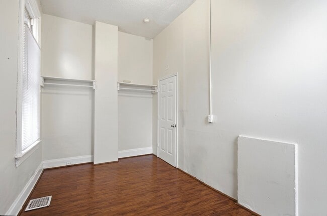 Building Photo - 122 E University Ave