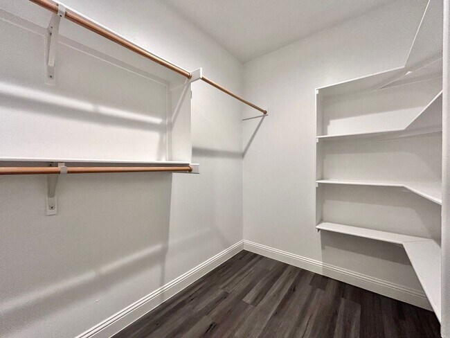 Building Photo - Modern 2 Bed / 2 Bath Home with Stylish Upgrades