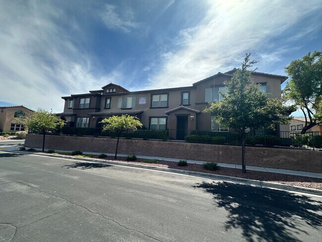 Building Photo - Summerlin Townhome