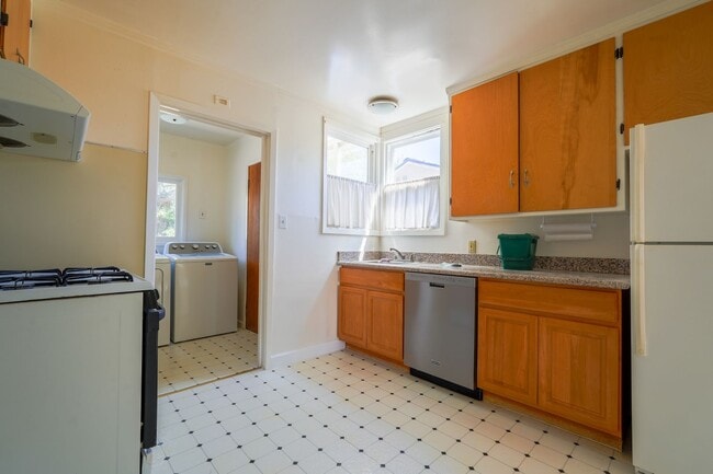 Building Photo - Single Family Home