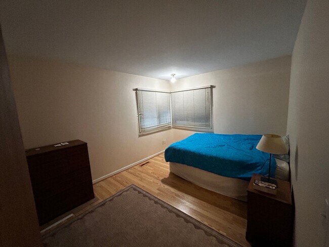 Building Photo - 2 Bedroom 2.5 Bathroom Condo close to Down...