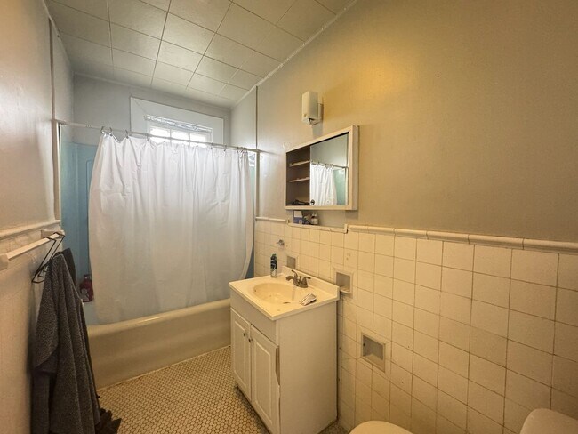 Building Photo - 350 Probasco St