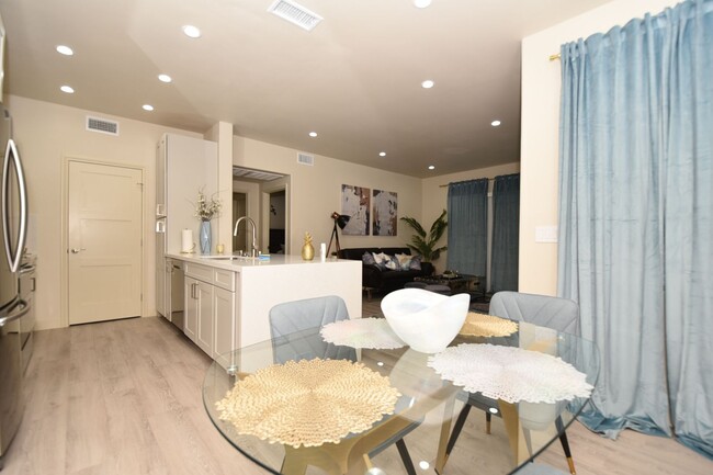 Building Photo - Stunning 1 Bedroom with modern remodeling