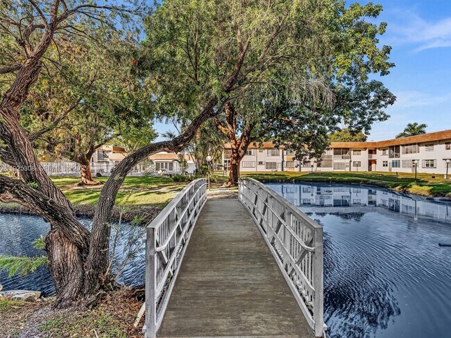 Building Photo - 5130 SW 40th Ave