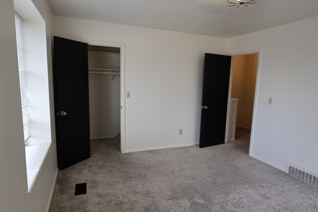 Building Photo - 1060 N 375 W