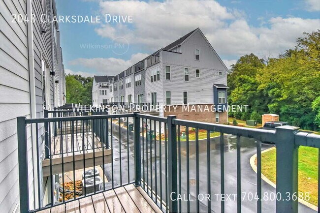Building Photo - 2043 Clarksdale Dr